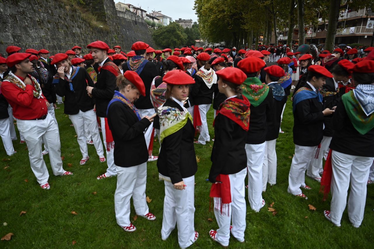 La compañía Jaizkibel desfila en Hondarribia