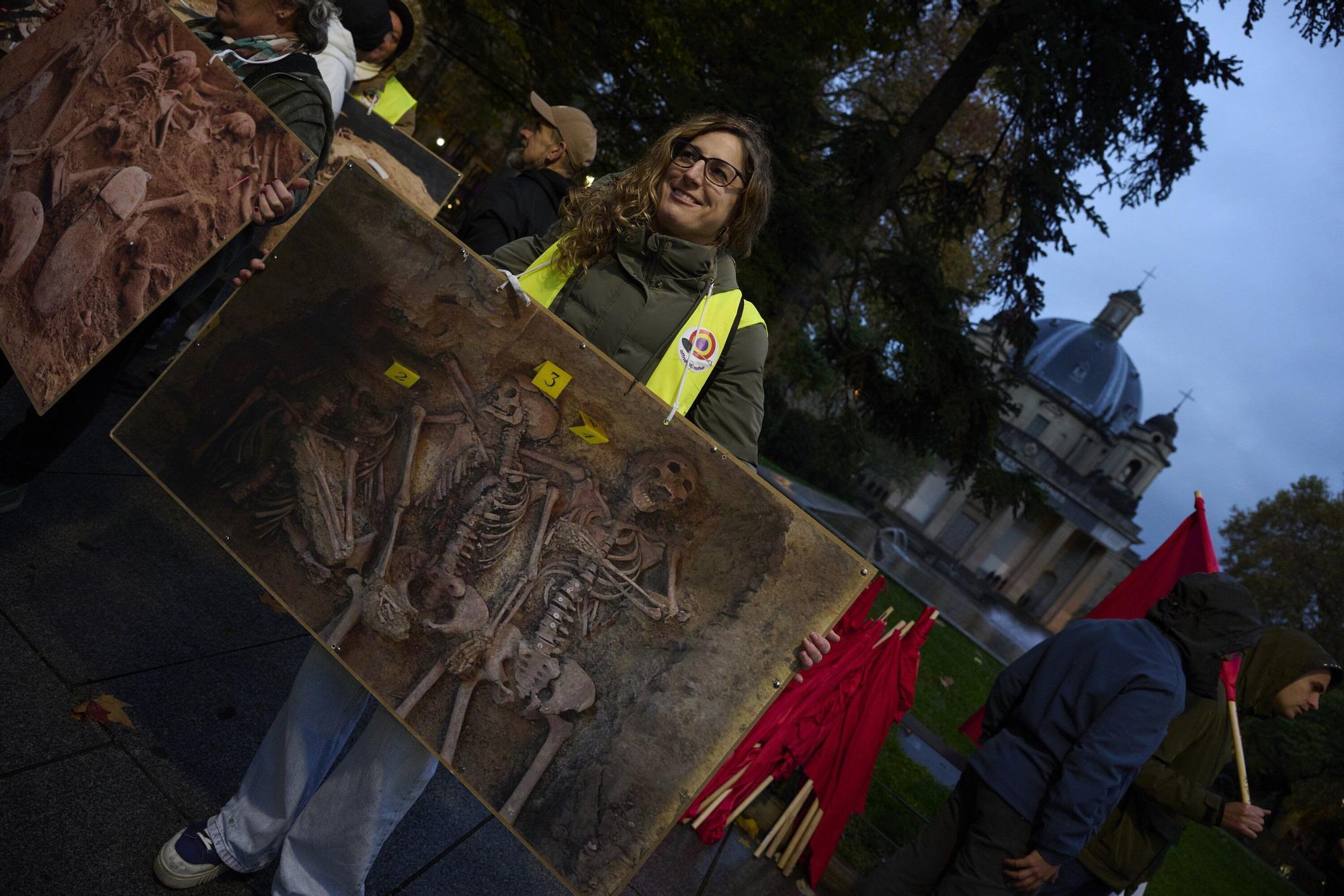Manifestación de las asociaciones memorialistas para pedir el derribo del Monumento