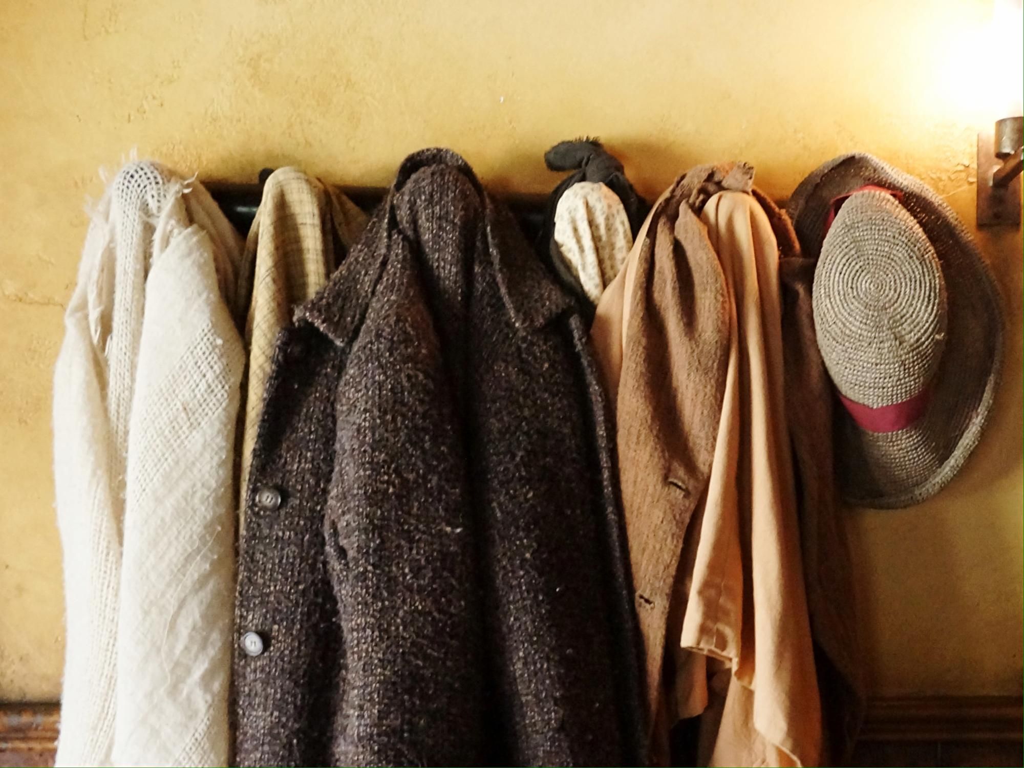 Ropa de abrigo colgada en un perchero en la pared.