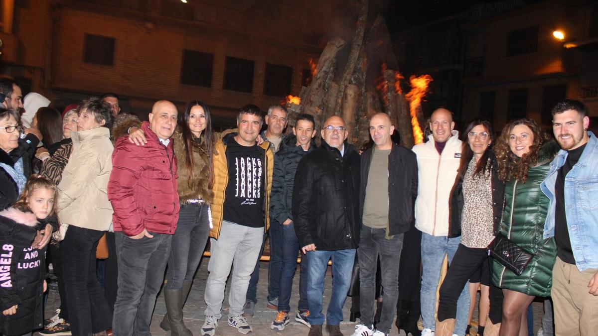 El grupo de voluntarios que viajó a la Dana antes de prender la hoguera.
