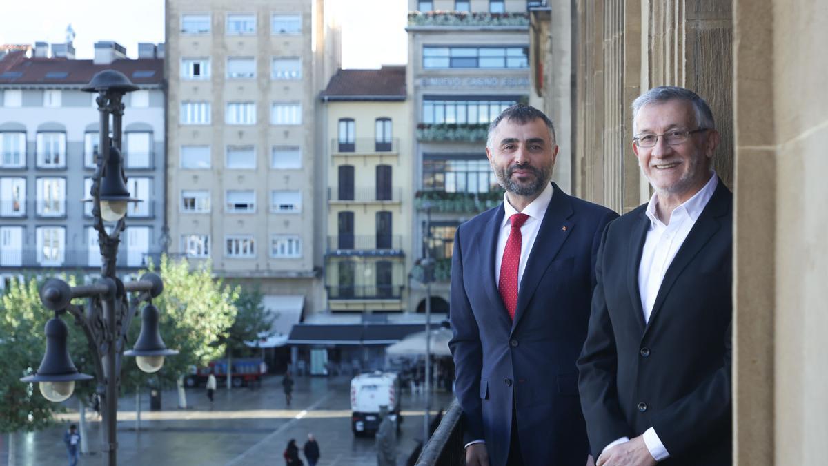 El cónsul de Rumanía Marian Popescu junto con el vicepresidente primero Félix Taberna, hoy, en el balcón del Palacio de Navarra momentos antes de iniciar su reunión. El cónsul de Rumanía Marian Popescu junto con el vicepresidente primero Félix Taberna, hoy, en el balcón del Palacio de Navarra momentos antes de iniciar su reunión.