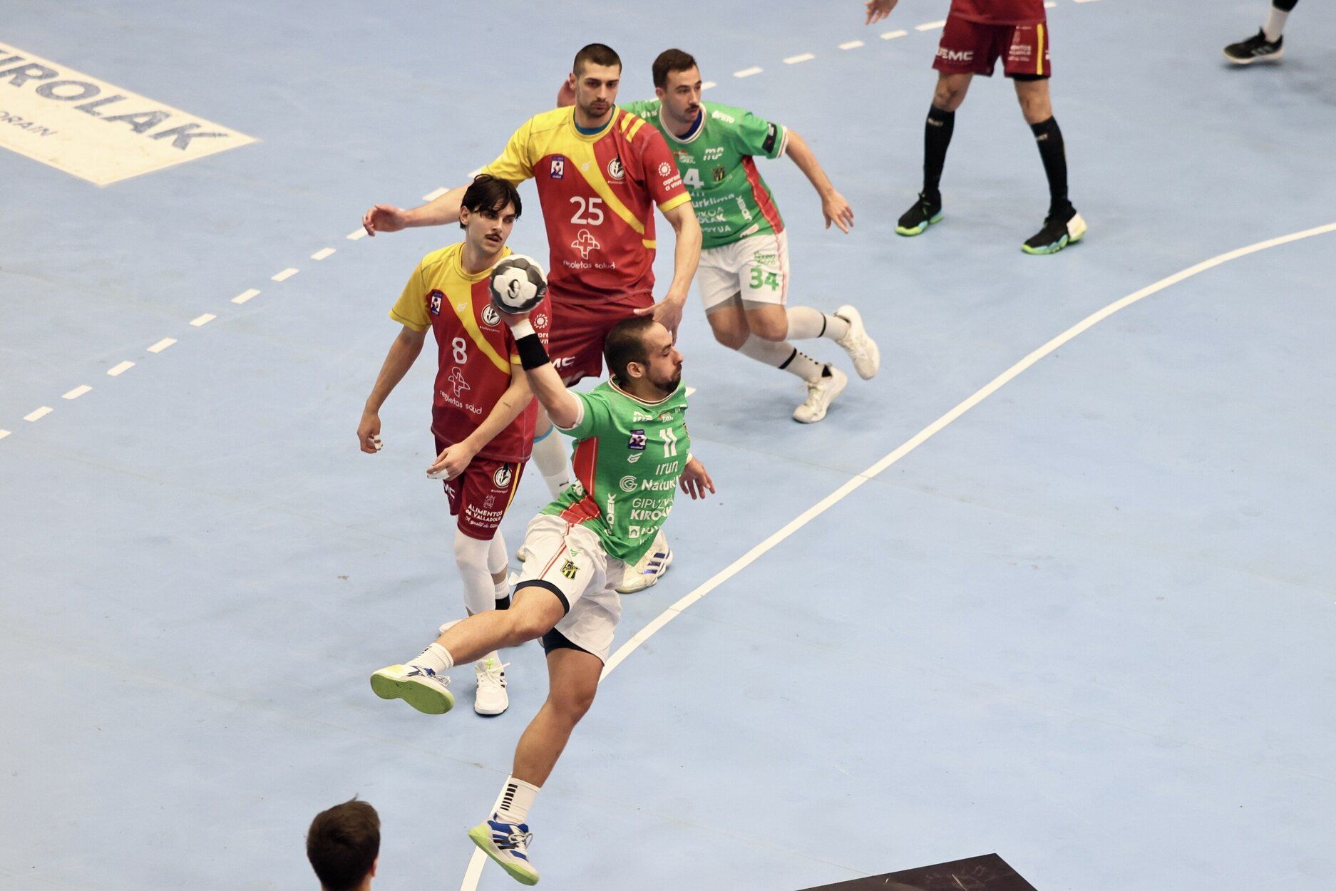 Gran victoria de un Bidasoa vestido de llamativo verde ante el Atlético Valladolid