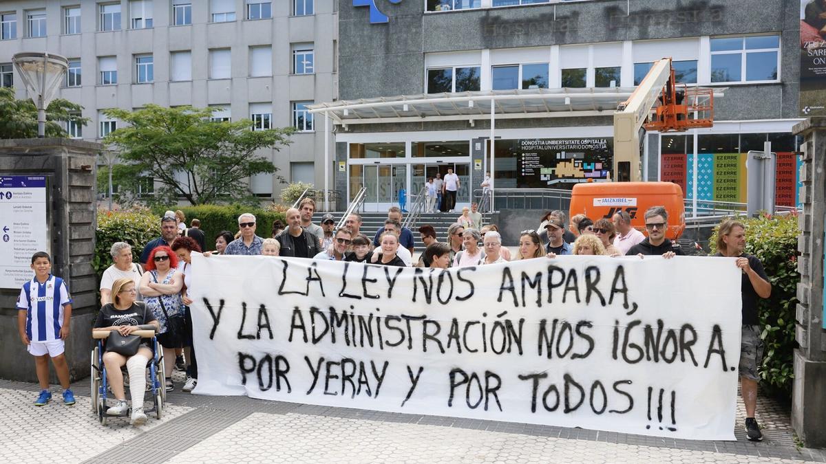 Concentración a favor de Yeray Rodríguez en el Hospital Donostia.