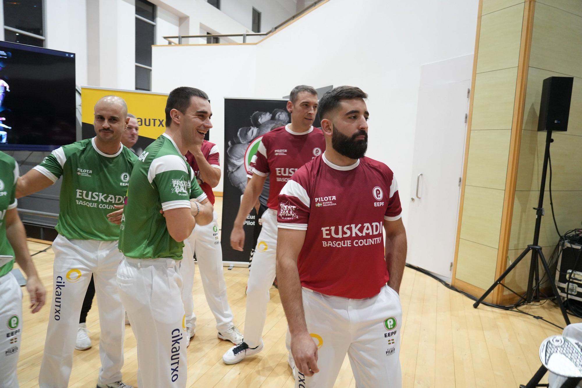 La Federación de Euskadi presenta a los pelotaris de Euskal Selekzioa que competirán en la Liga de Naciones de 36 metros en Bilbao.