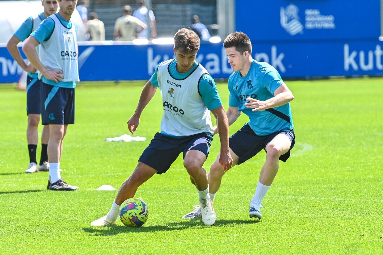 La Real se entrena junto a su afición en Zubieta.