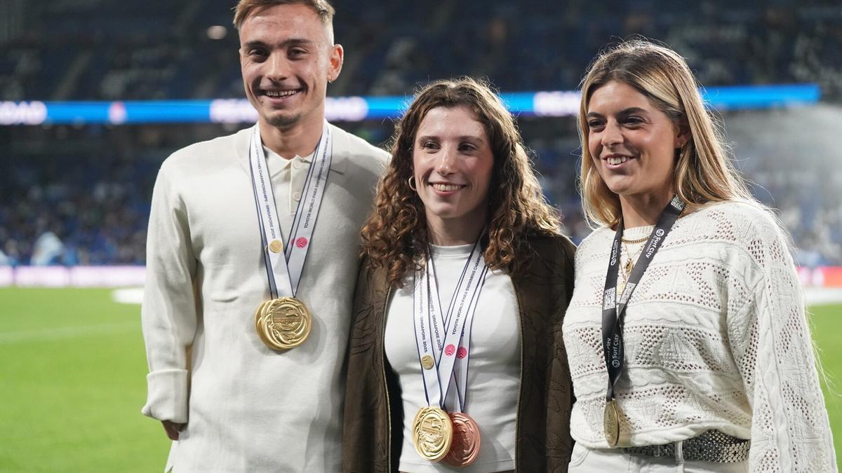 Iñigo Llopis, Nahia Zudaire y Janire Gonzalez-Etxabarri han realizado el saque de honor en Anoeta.