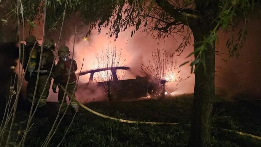 Dos coches resultan calcinados en un incendio en Irun