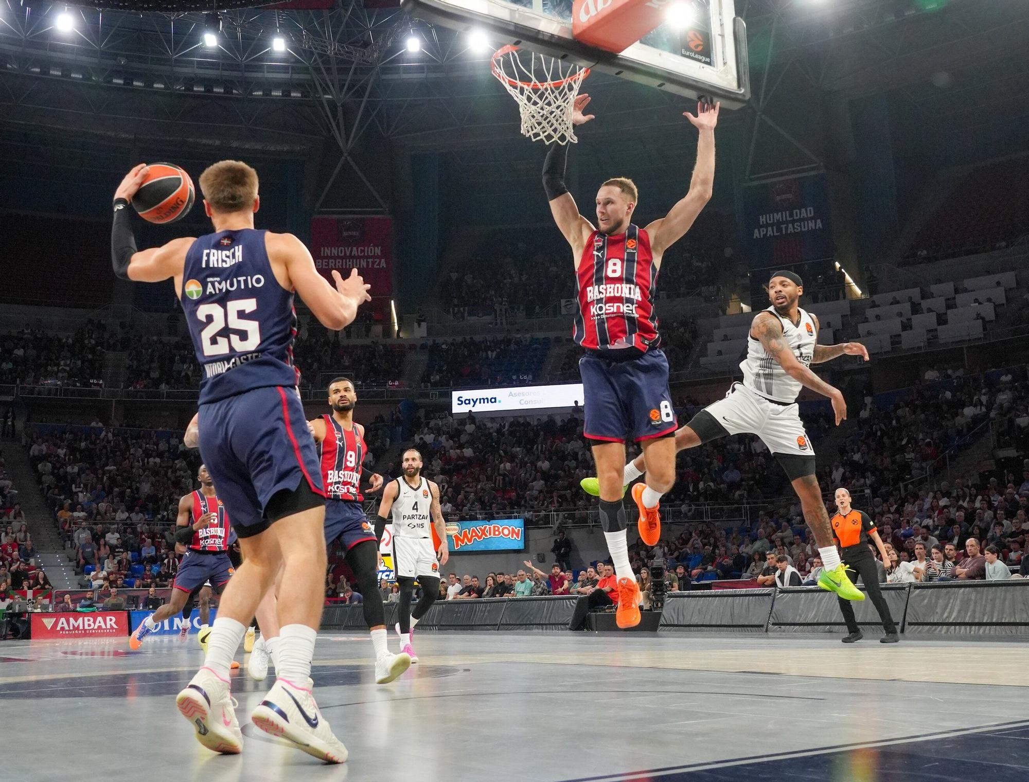 Todas las fotos del Baskonia-Partizan en el Buesa Arena