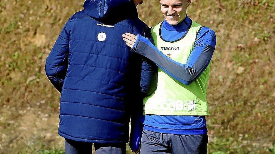 Imanol Alguacil saluda cariñosamente a Martin Odegaard en uno de los últimos entrenamientos en Zubieta.