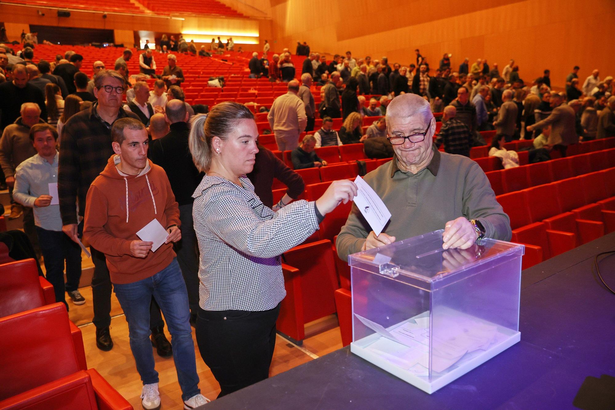 Fotos de la Asamblea de socios de Osasuna en Baluarte