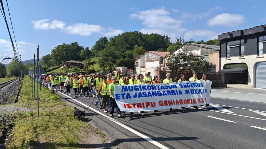 Muxika exige soluciones urgentes para evitar más accidentes y atropellos en la N-635