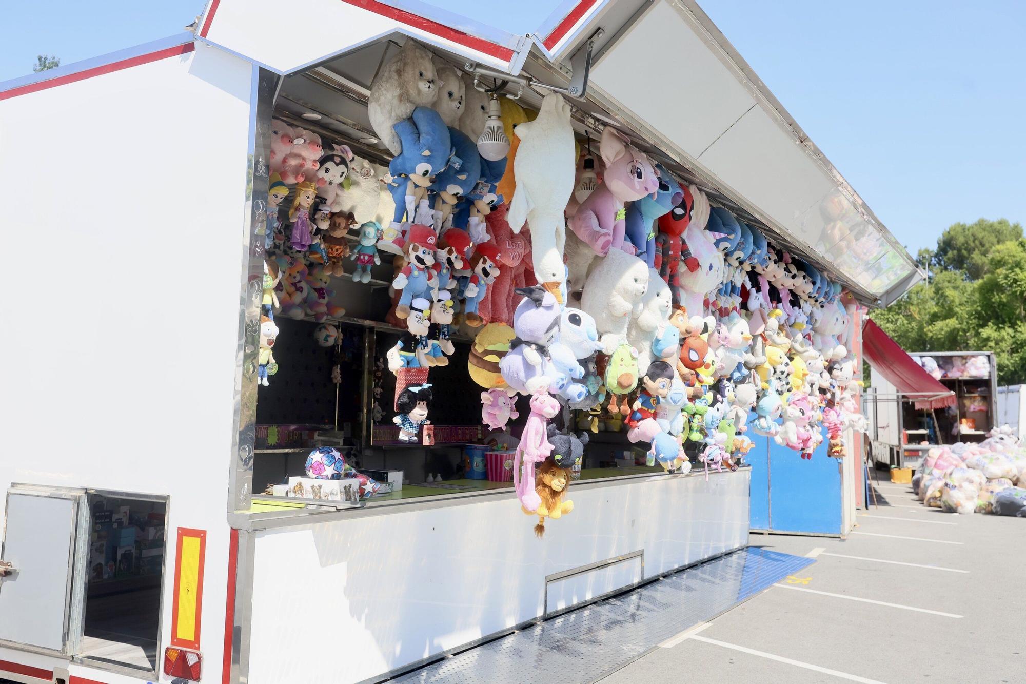 En imágenes: Mendizabala comienza a transformarse para las fiestas con 25 barracas