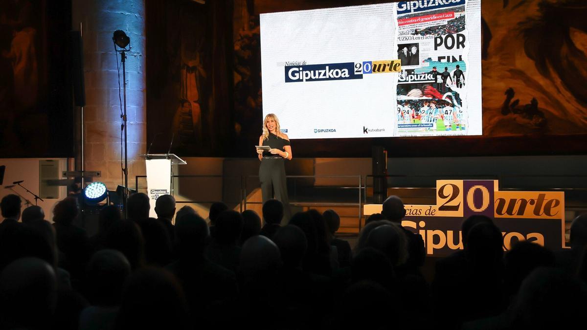 La periodista Naroa Iturri fue la conductora del acto institucional del 20º aniversario de NOTICIAS DE GIPUZKOA