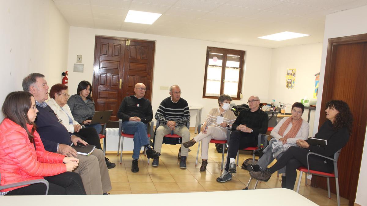 Algunos de los miembros de Oñatiko Pertsona Nagusien Mahaia, que se citan quincenalmente los lunes en el número 5 de San Juan kale.
