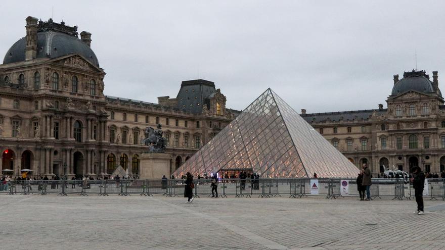 Obras y documentos antiguos del Louvre resultan dañados por una fuga de agua en una cañería