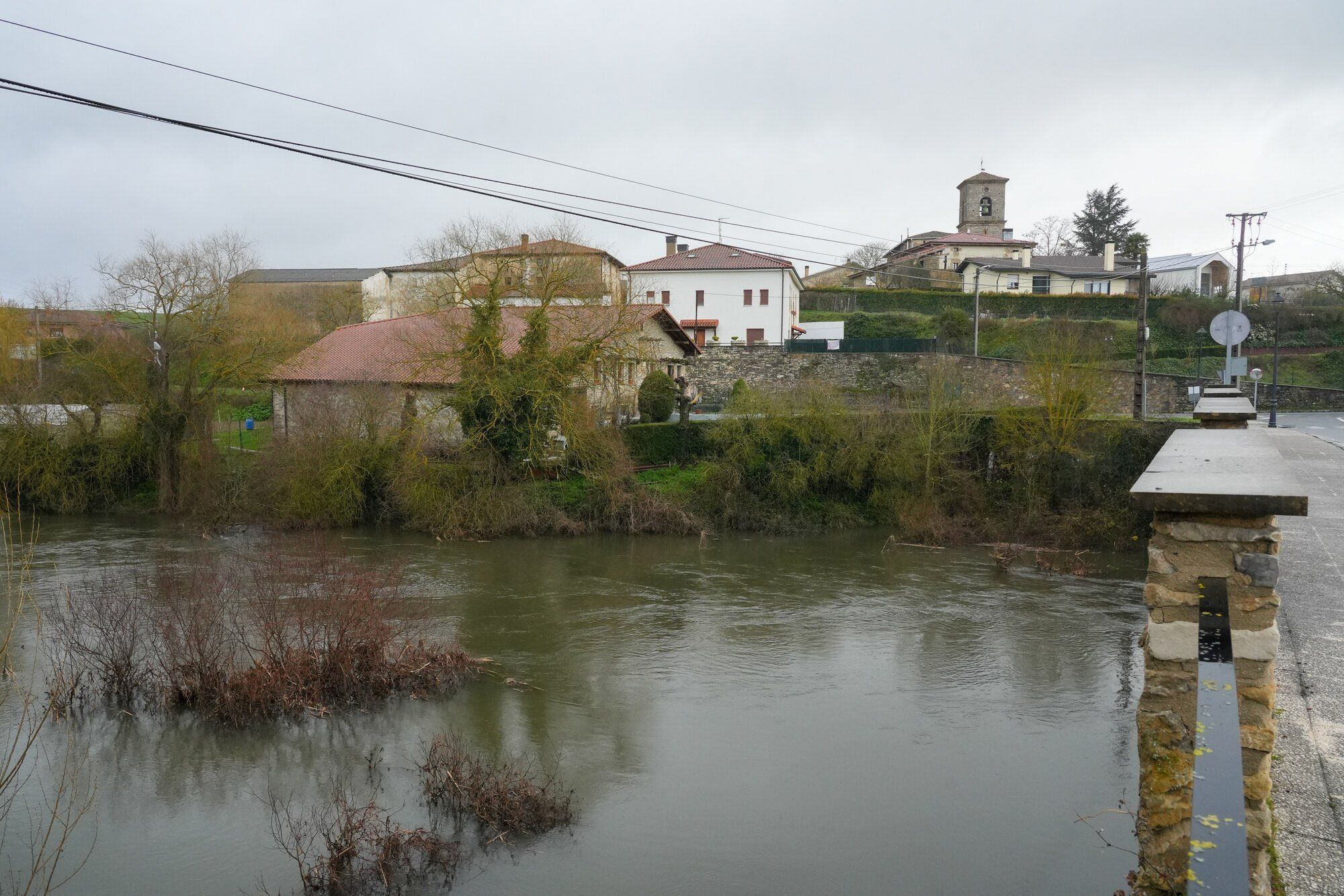 Desembalse en el pantano de Ullibarri-Gamboa