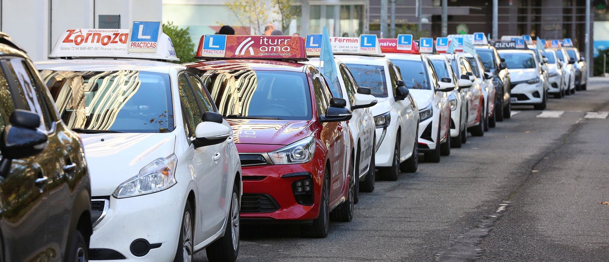 Fotos de la marcha de coches de autoescuelas en protesta por la falta de examinadores