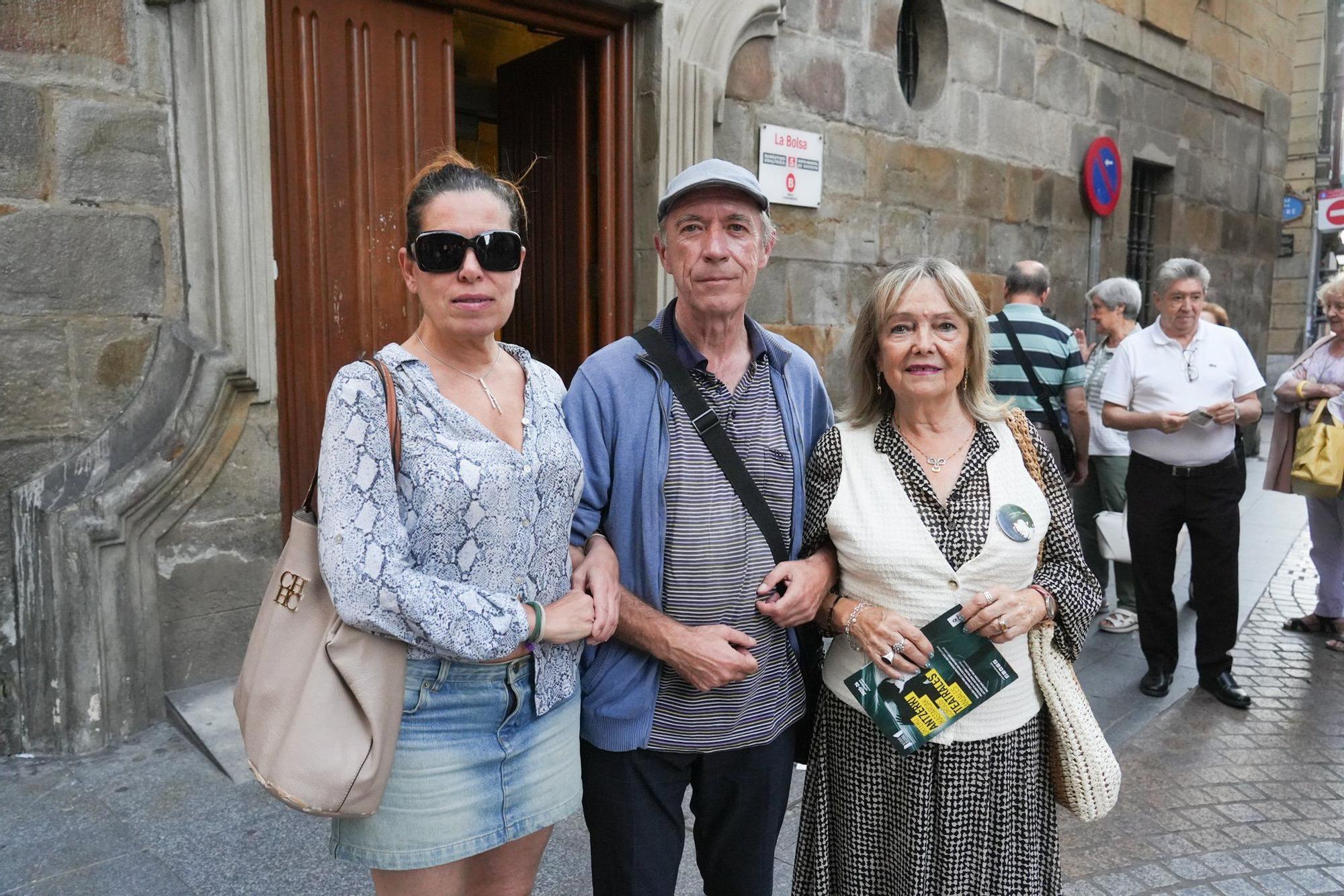 Yolanda Barroso, Miguel Ángel Manjón y Araceli Bono ante la entrada del palacio Yohn.