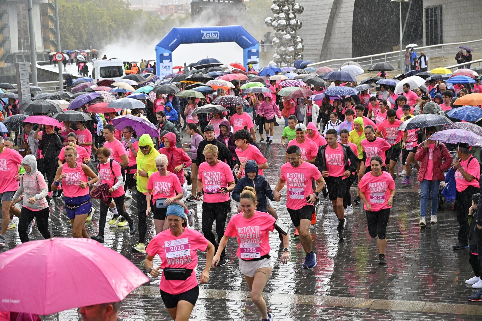 En imágenes: los paraguas tiñen la marea rosa de Bilbao