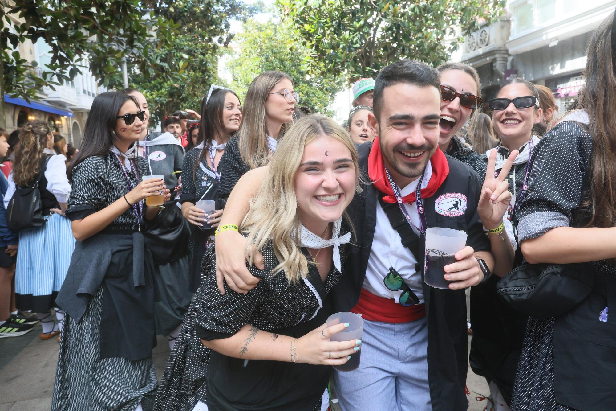En imágenes: Blusas y neskas desfilan en una kalejira por Santiago