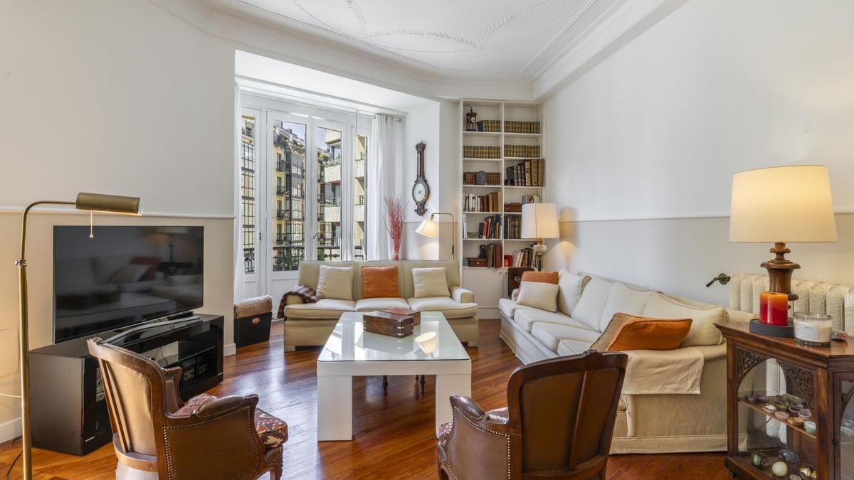 Magnífica propiedad en venta ubicada en un edificio señorial, situada en una de las zonas más elegantes del céntrico barrio de Gros