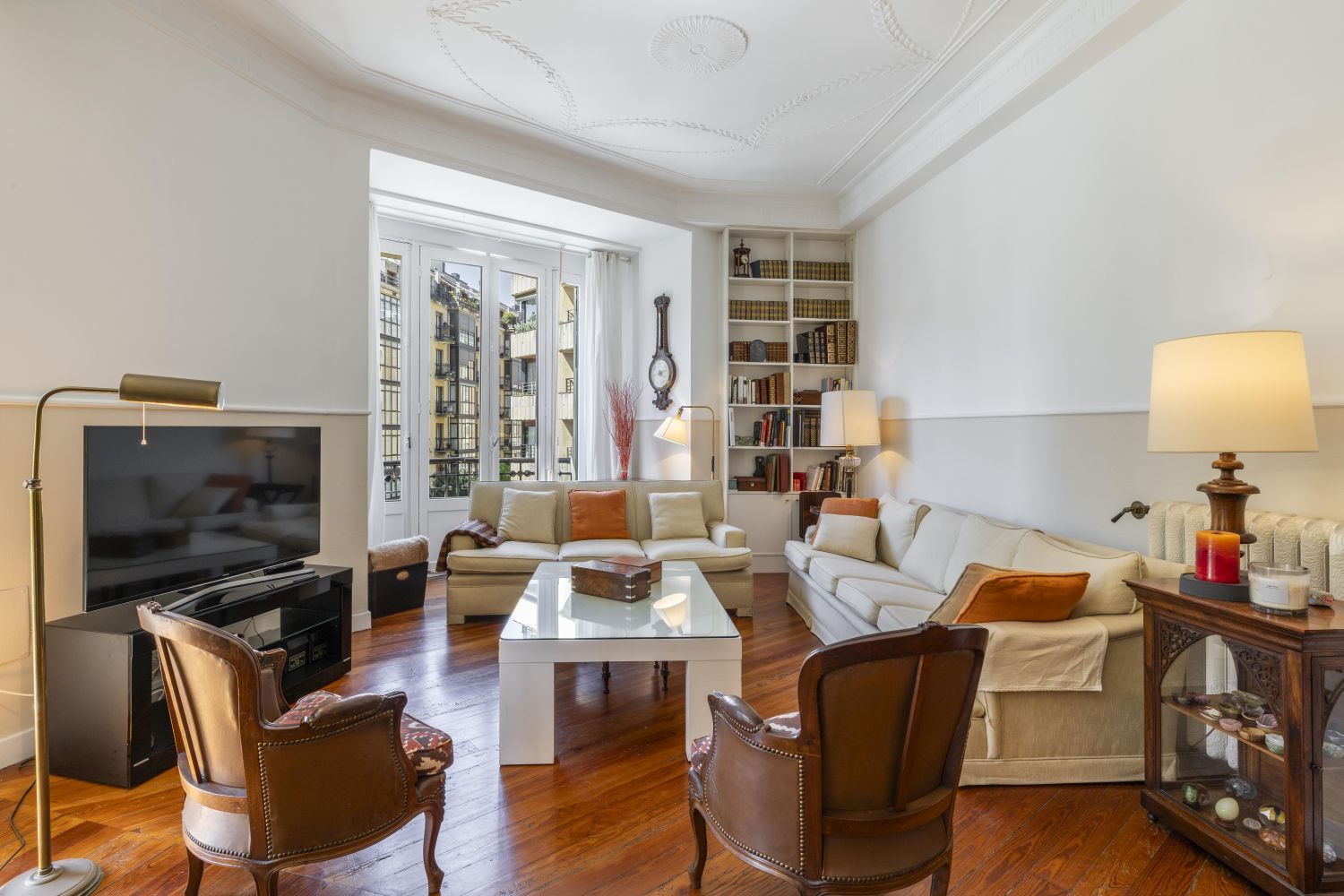 Magnífica propiedad en venta ubicada en un edificio señorial, situada en una de las zonas más elegantes del céntrico barrio de Gros