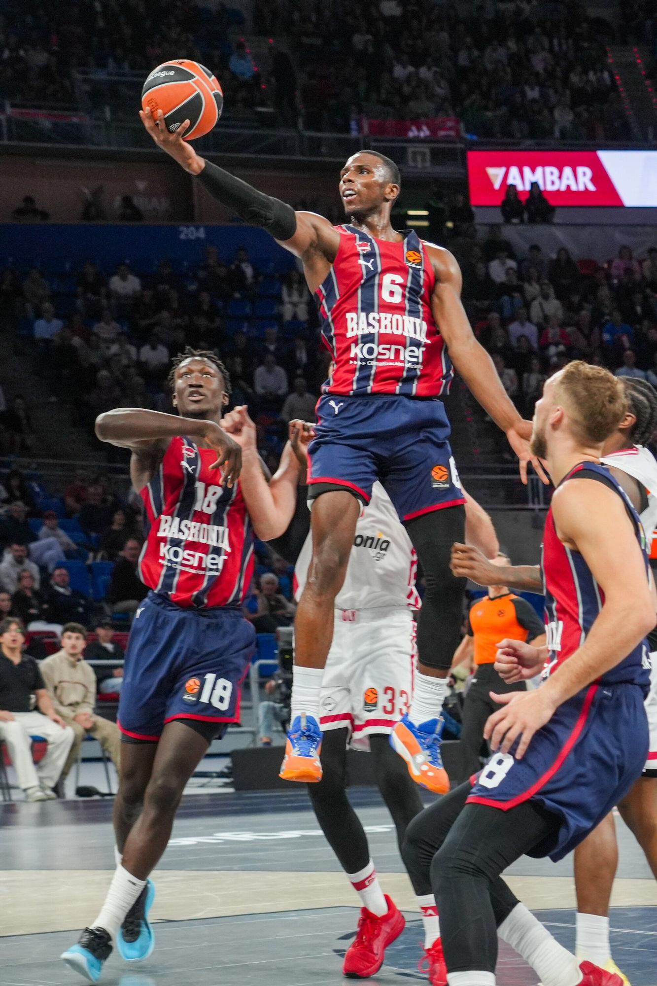 Todas las imágenes del Baskonia - Olympiacos en el Buesa Arena