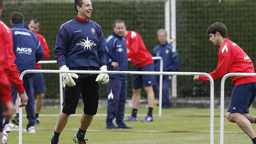 Roberto, durante el partido de fútbol-tenis.