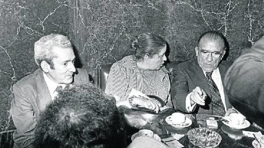 Pilar Narvión aparece flanqueada por Marcelino Camacho, secretario general de CC.OO., y Santiago Carrillo, secretario general del PCE.