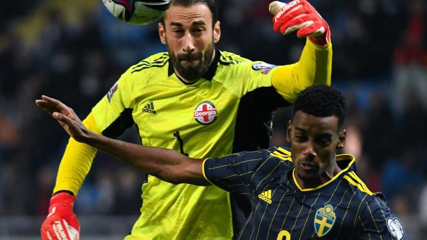 Isak pugna por un balón áereo con el portero georgiano, Loria.