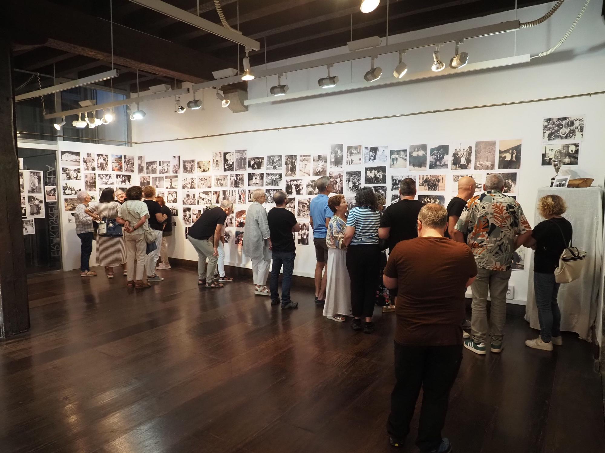 Altzola empapela las paredes de la Casa de Cultura de Elgoibar con 381 fotografías