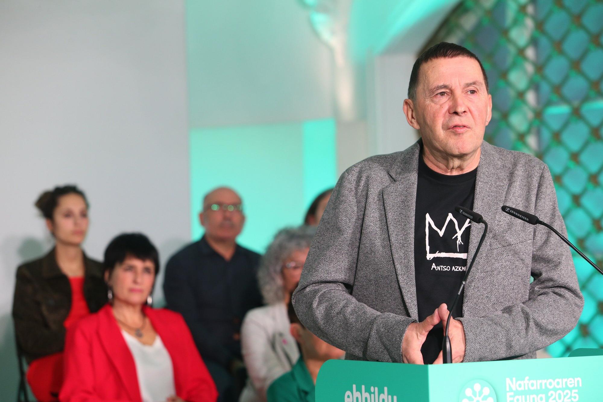 Rueda de prensa de EH Bildu en Pamplona por el Día de Navarra