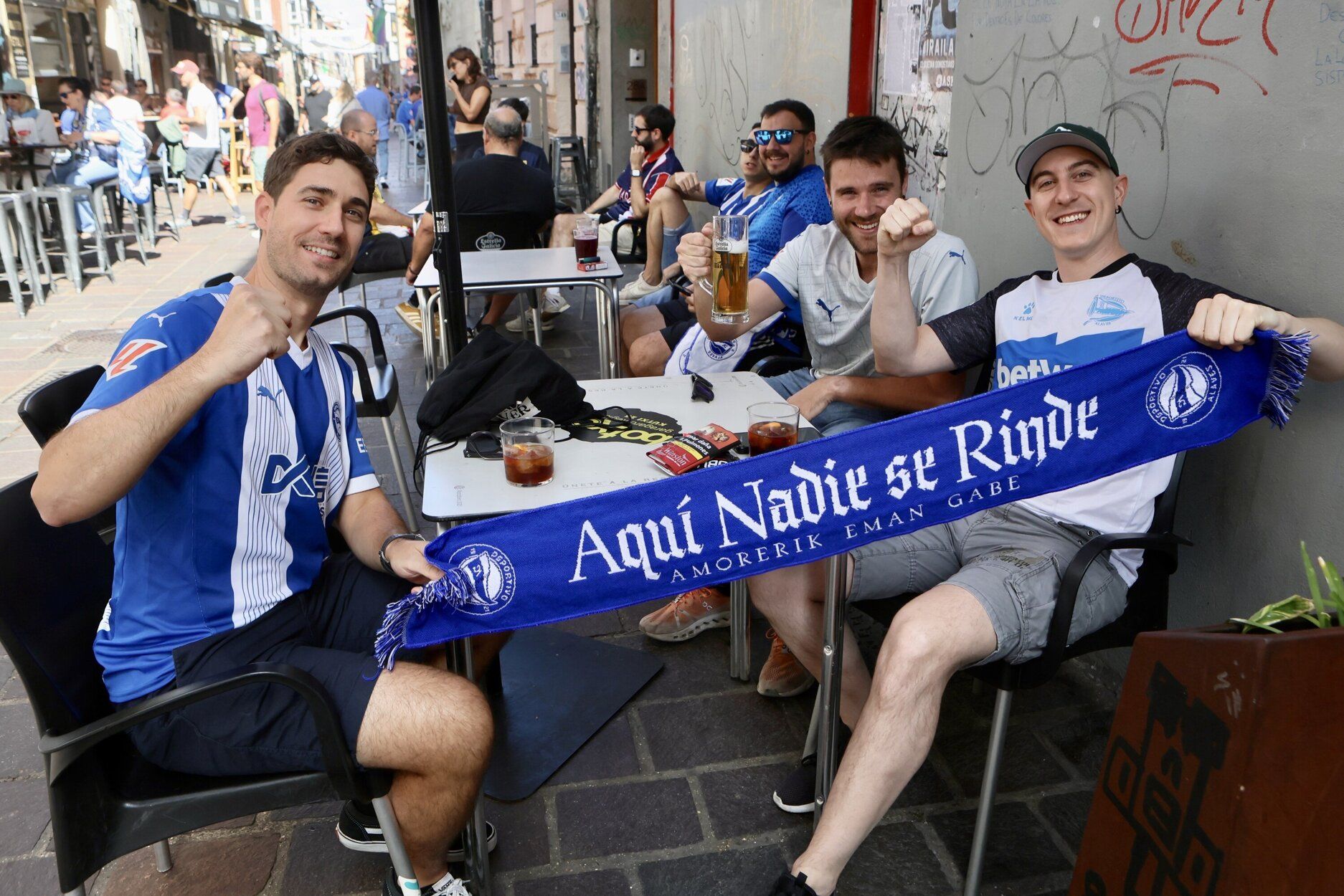 En imágenes: las aficiones de Alavés y Atlético se dejan notar en Vitoria