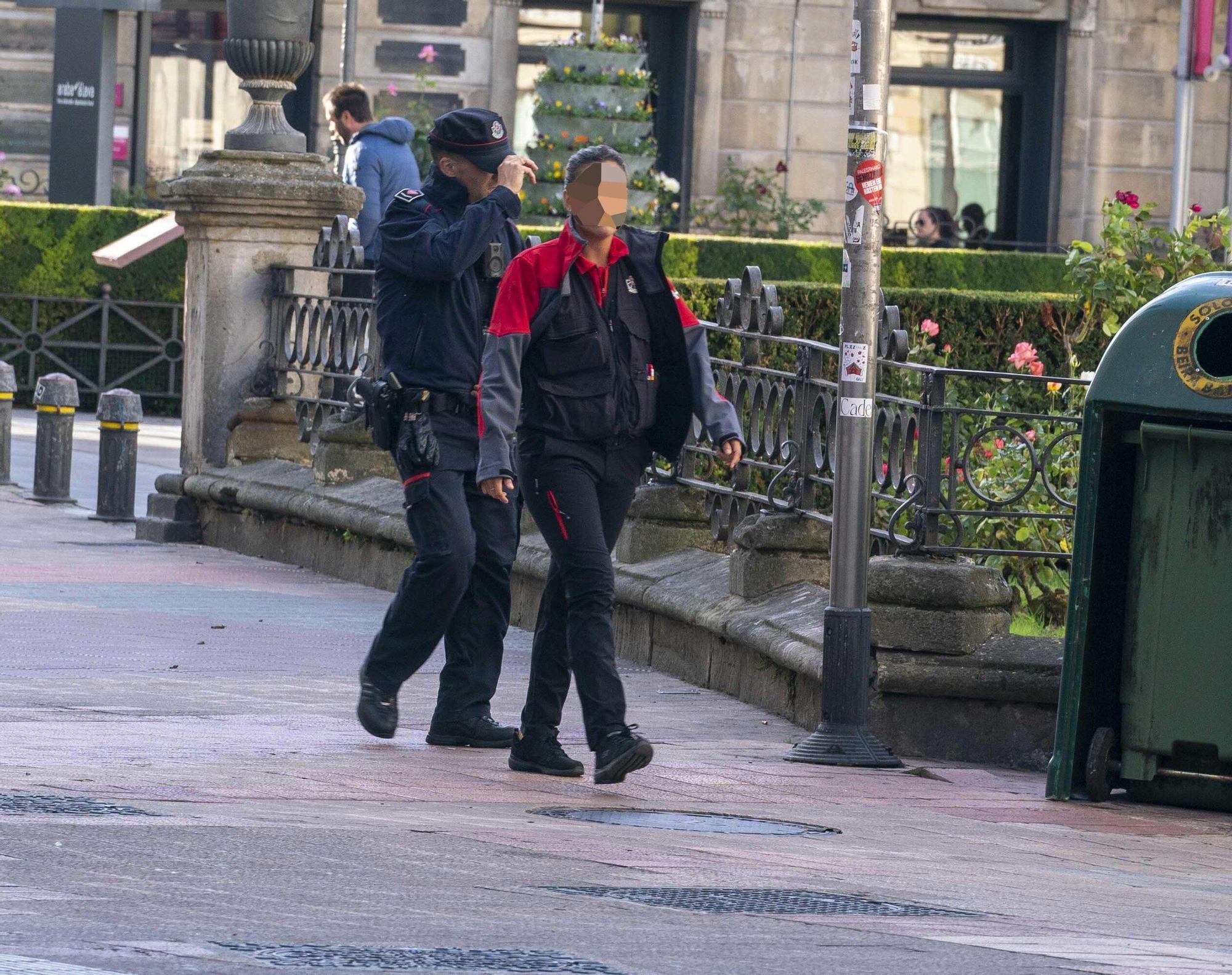 En imágenes: La Ertzaintza acordona la plaza de la Provincia para investigar el pelotazo a un manifestante