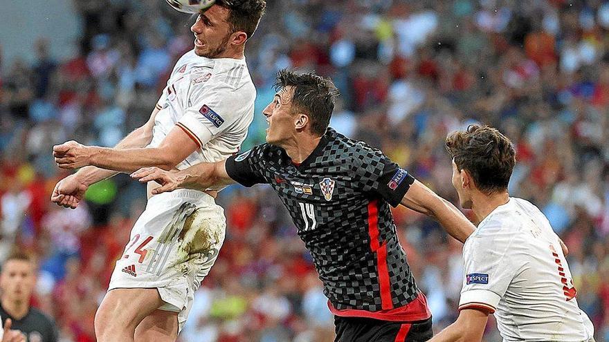 Laporte despeja ante el osasunista Budimir, en el partido de octavos de final entre España y Croacia. Foto: Efe