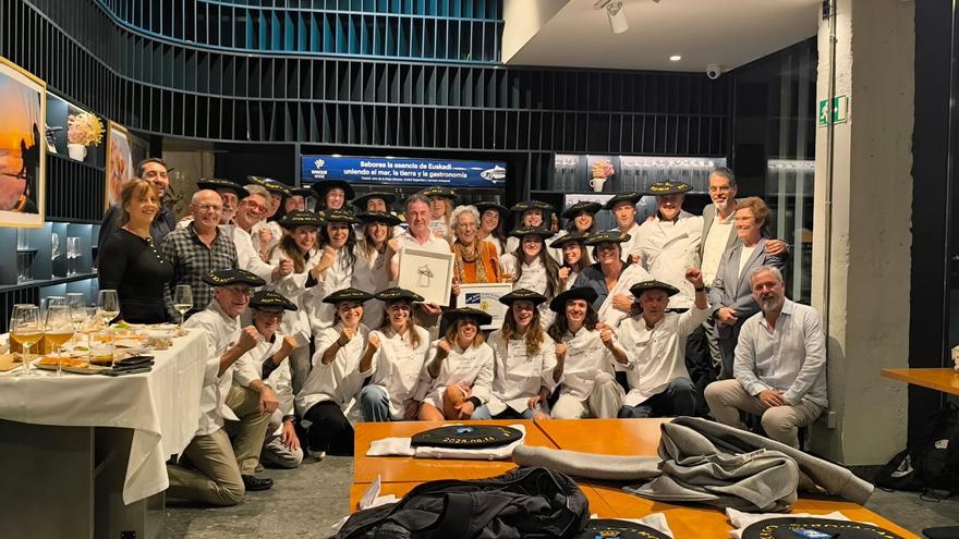 Donostia Arraun Lagunak celebra su gran temporada entre amigos