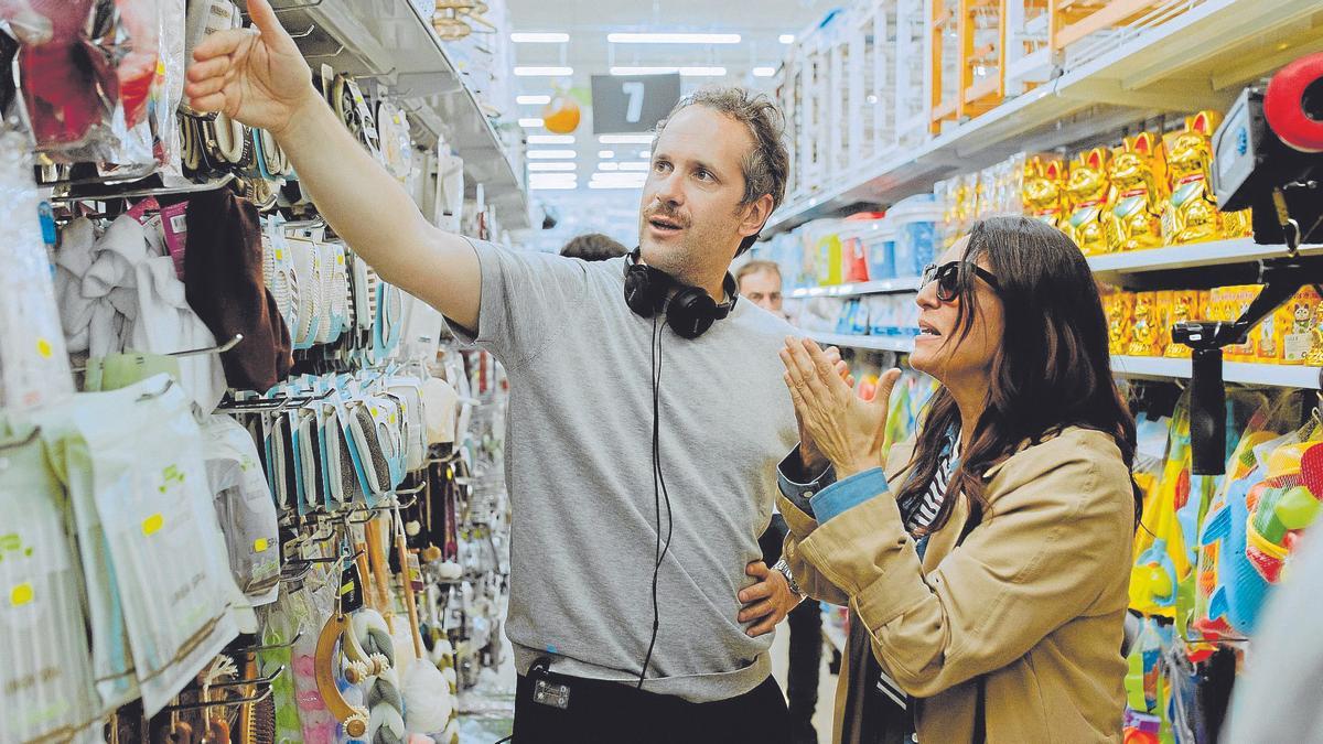 Senarraren agerpenak hankaz gora jartzen du Elena Mujika bikoizketa aktorearen bizitza.