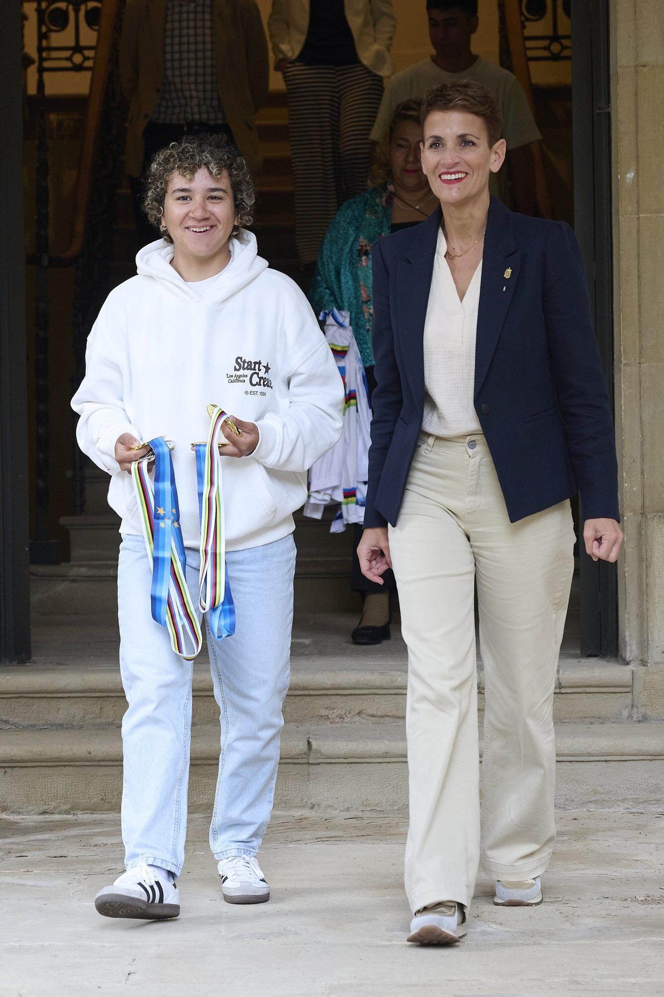 María Chivite recibe a Paula Ostiz en el Palacio de Navarra