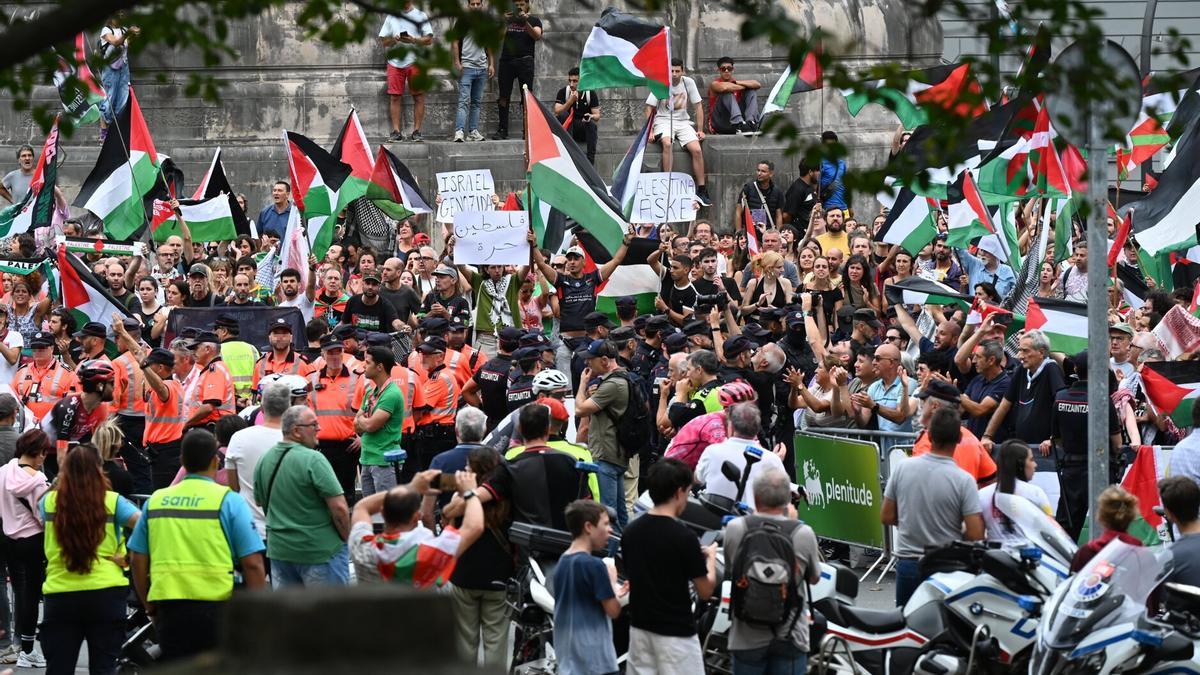 Banderas palestinas, en la protesta en la meta de la llegada de La Vuelta a Bilbao