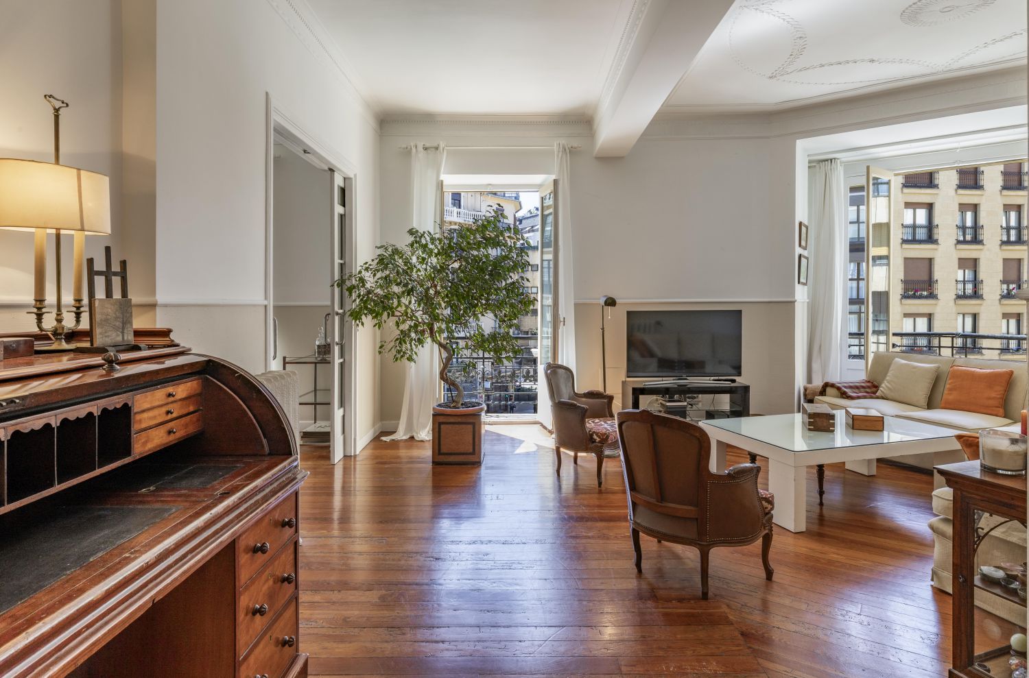 Magnífica propiedad en venta ubicada en un edificio señorial, situada en una de las zonas más elegantes del céntrico barrio de Gros