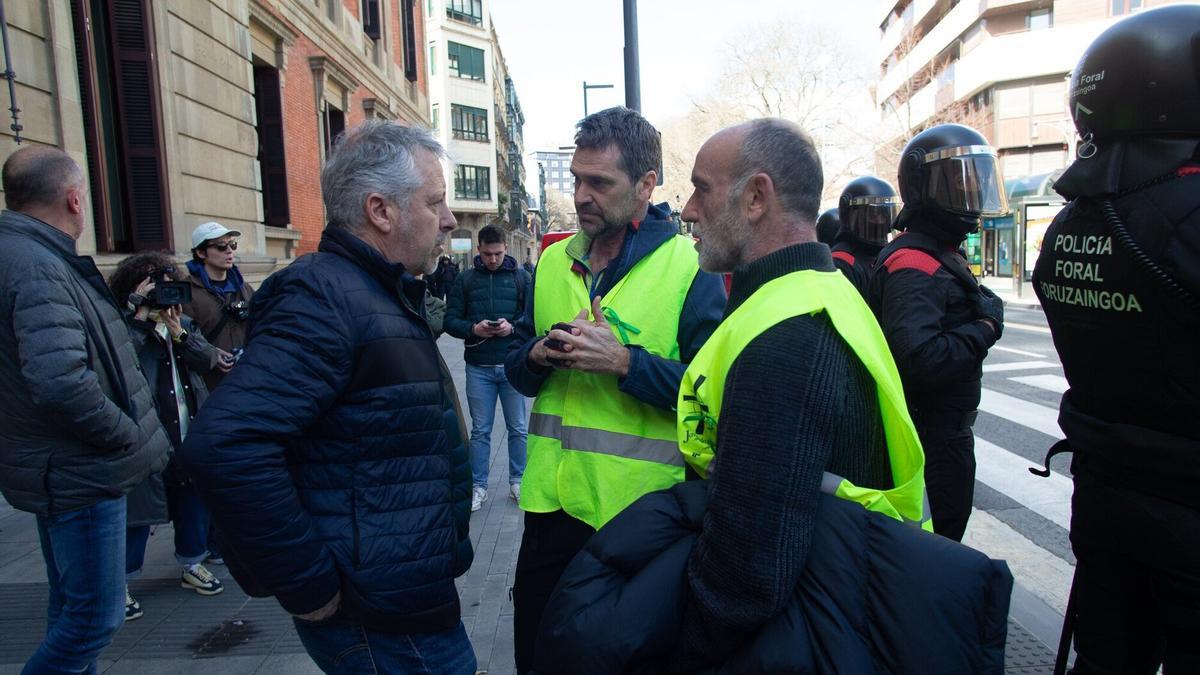 Félix Bariáin (i), presidente de UAGN, en la protesta agricultores frente al Parlamento de Navarra.