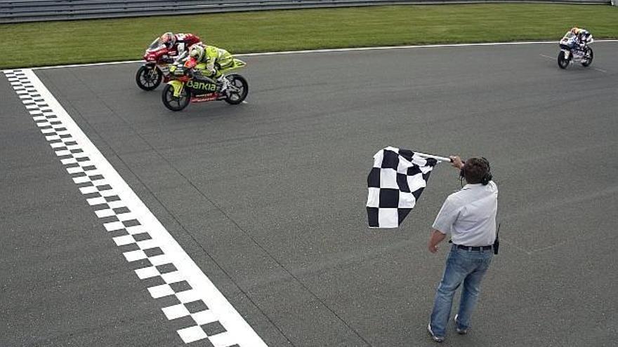 Faubel gana la carrera a Zarco por vuelta rápida, Efrén se fue al suelo