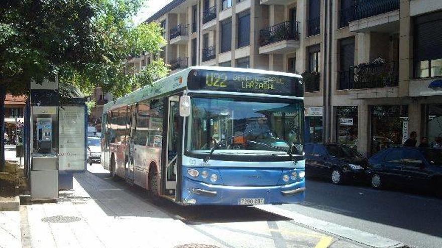 Uno de los autobuses urbanos, en la parada de Morronguilleta.