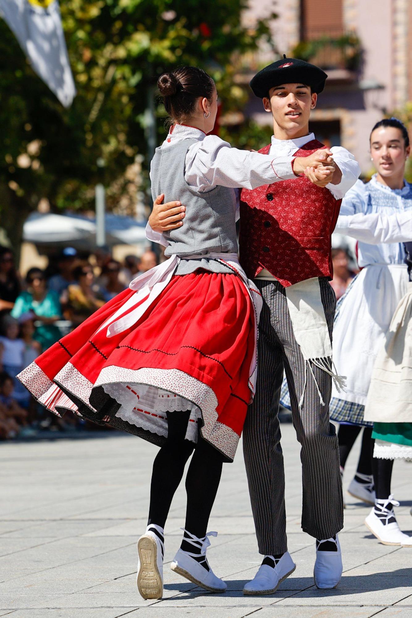 Gigantes, gaiteros y grupo de danzas Idoskia en Villava-Atarrabia