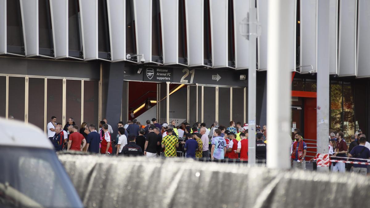 Aficionados del Arsenal acceden a San Mamés.