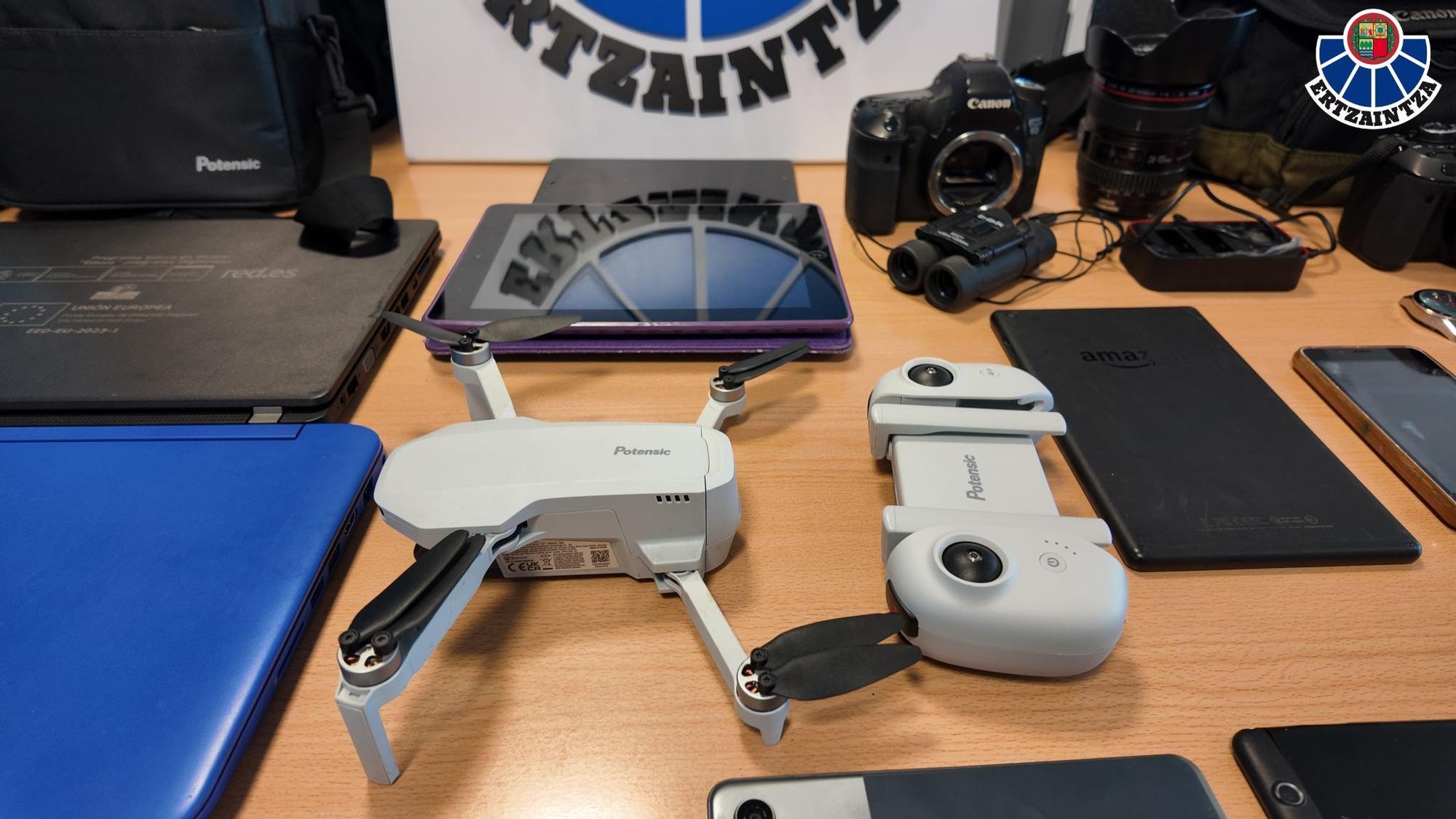 Dispositivos electrónicos incautados a la banda que operaba en Bizkaia