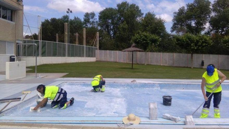 Participantes en el programa de Empleo Social Protegido en 2018 reparando uno de los vasos de la piscina del complejo de Ribotas (Tudela)