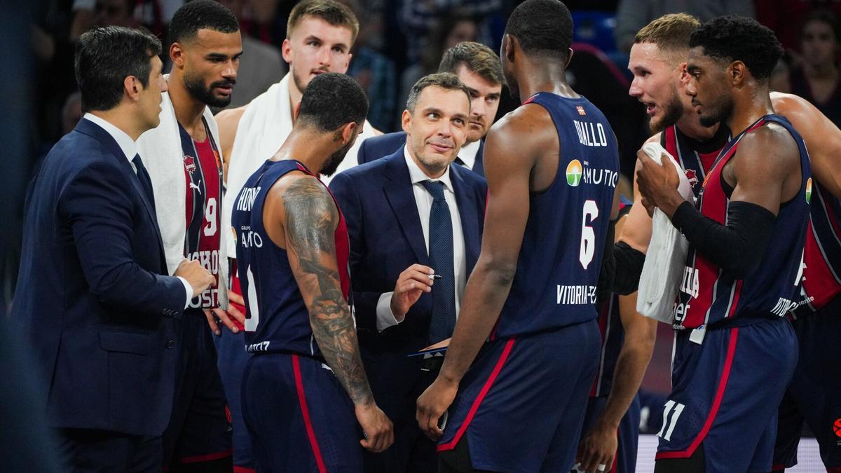 Paolo Galbiati conversa con sus jugadores durante el estreno contra el Olympiacos.