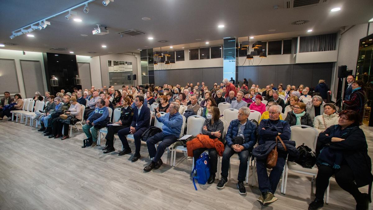 Asistentes a una mesa debate en el Colegio de Arquitectos sobre el futuro del Monumento a los Caídos.