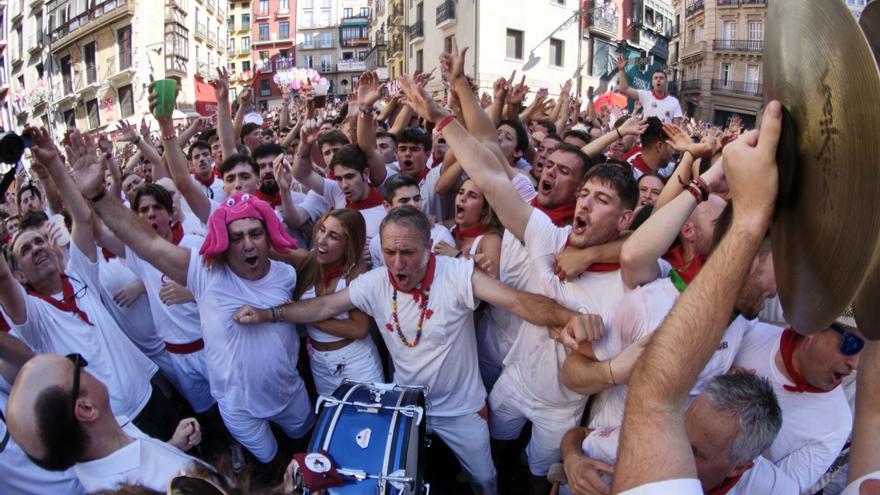 Pamplona vive un sofocante y festivo Riau Riau en San Fermín